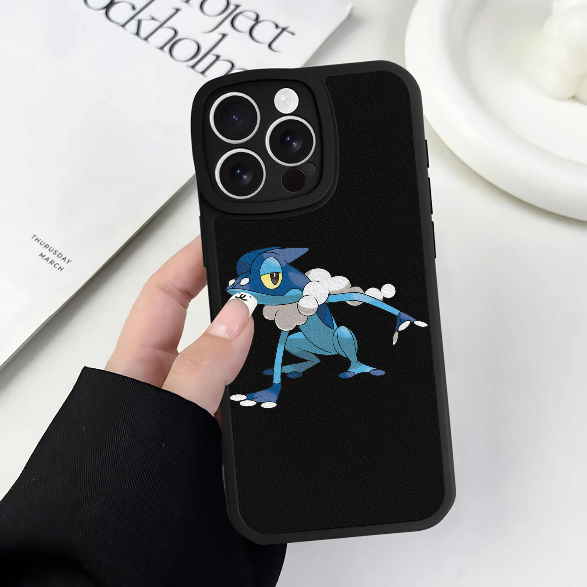 （画像用） ポケットモンスター Pokémon 【iPhone 16シリーズ対応】シリコンスマホケース（レザー調） 材質：シリコン